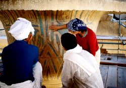 Nettoyage par microabrasion des chapiteaux des colonnes de la nef centrale du Ramesseum. © Christian Leblanc