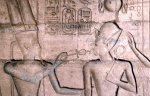 Ramesseum. Amon-Rê insufflant la vie et la force divines à Ramsès II (salle hypostyle) © Yann Rantier