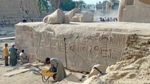 Restauration de la face nord du socle du colosse de granit de la première cour